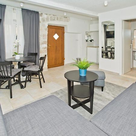 Apartment And Studios Happy Place Хвар Экстерьер фото
