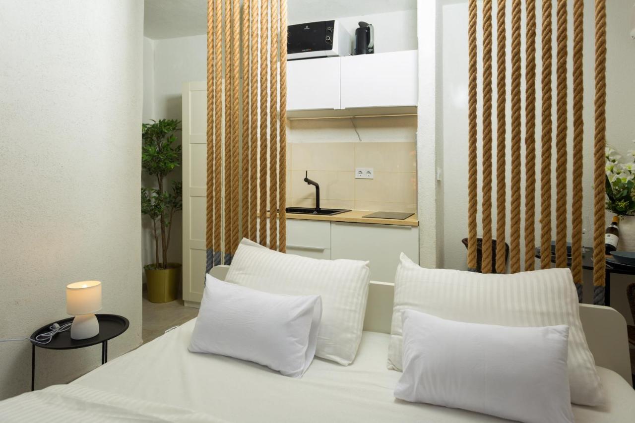 Apartment And Studios Happy Place Хвар Экстерьер фото
