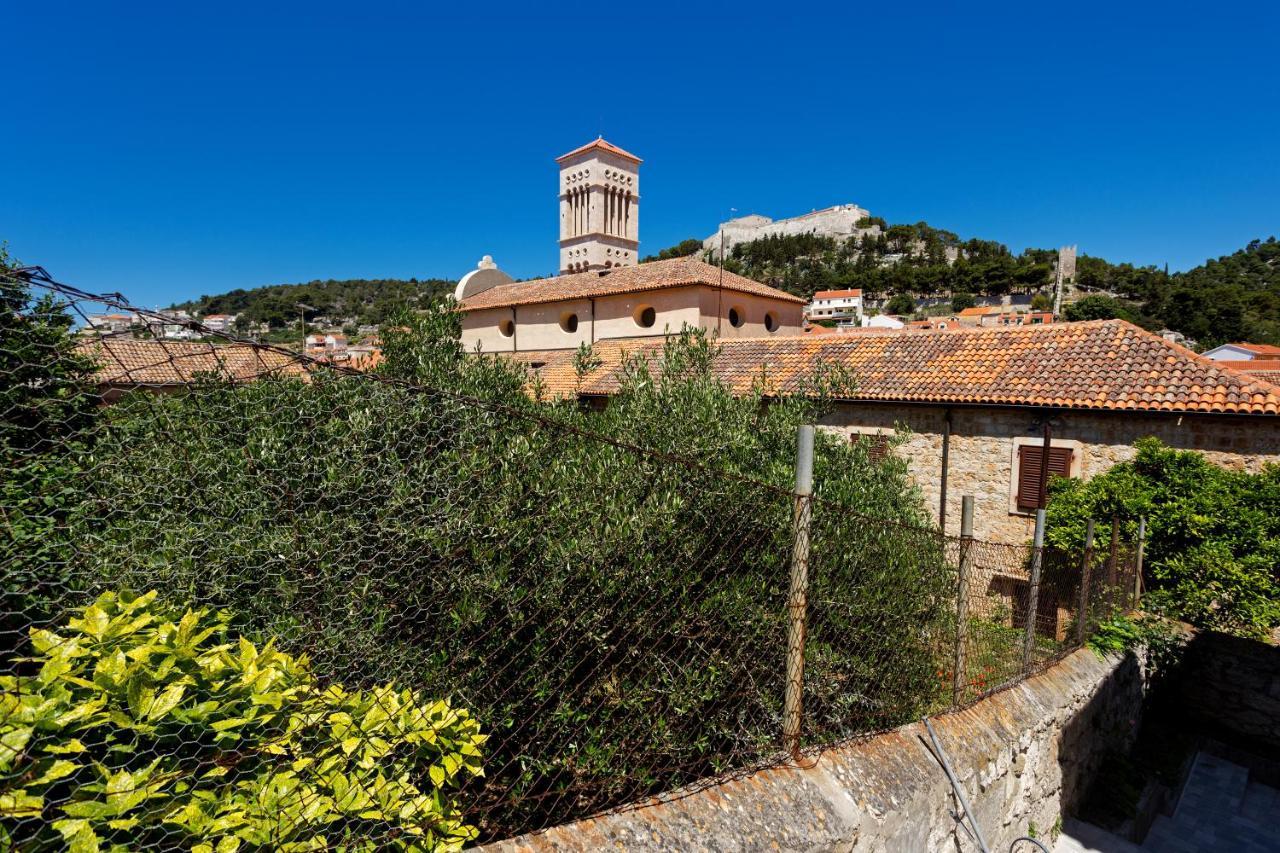 Apartment And Studios Happy Place Хвар Экстерьер фото