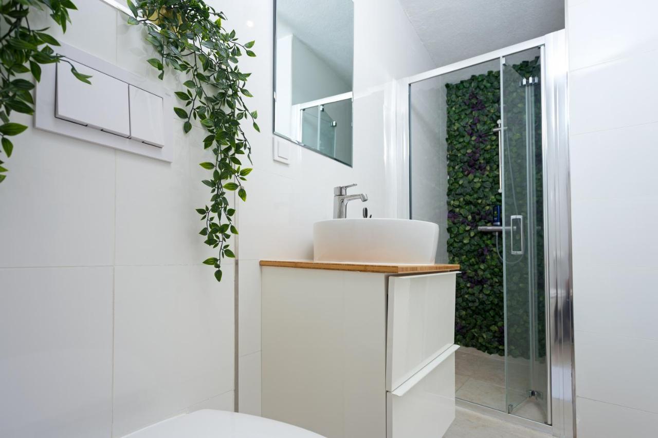 Apartment And Studios Happy Place Хвар Экстерьер фото