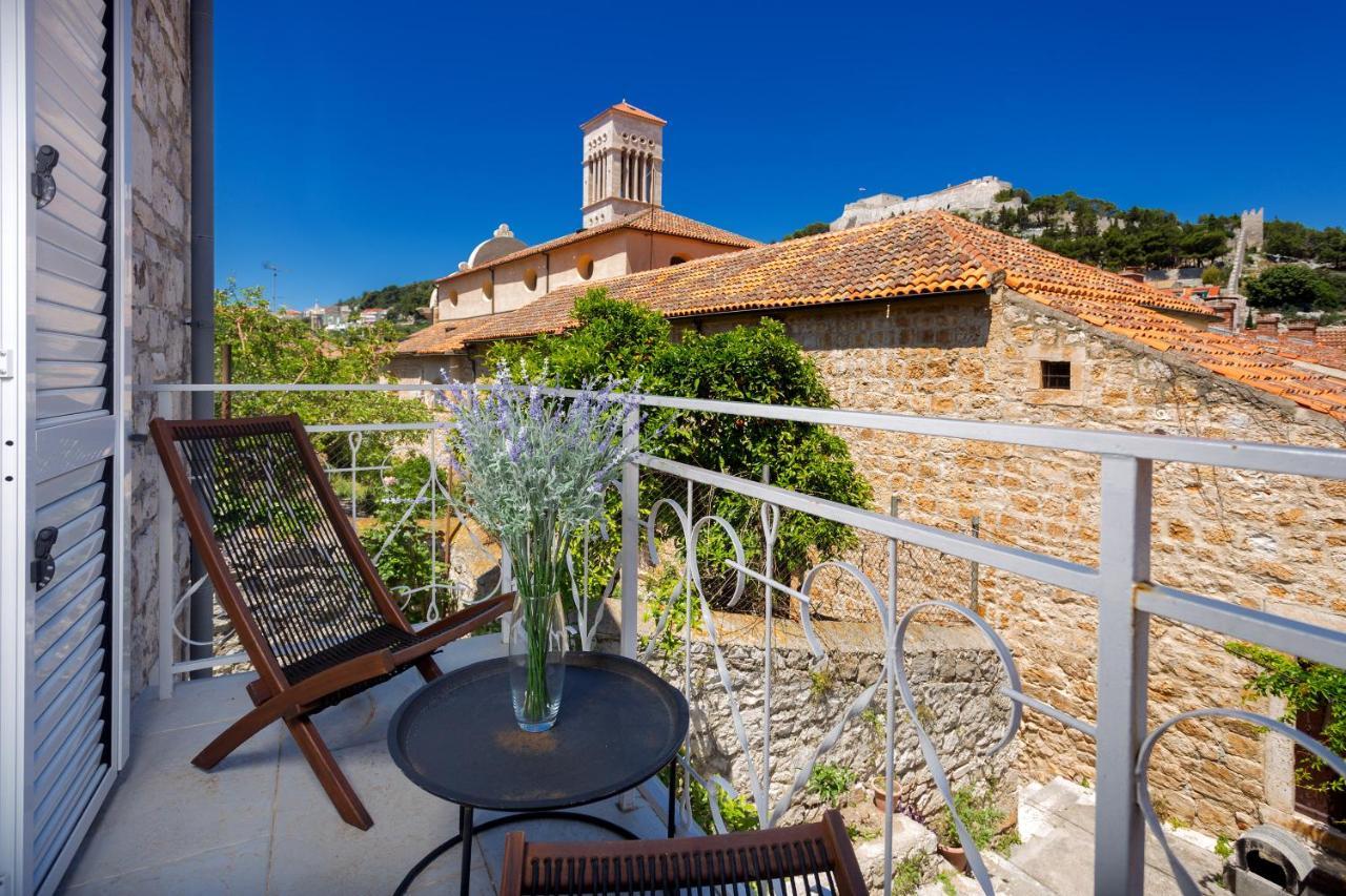 Apartment And Studios Happy Place Хвар Экстерьер фото